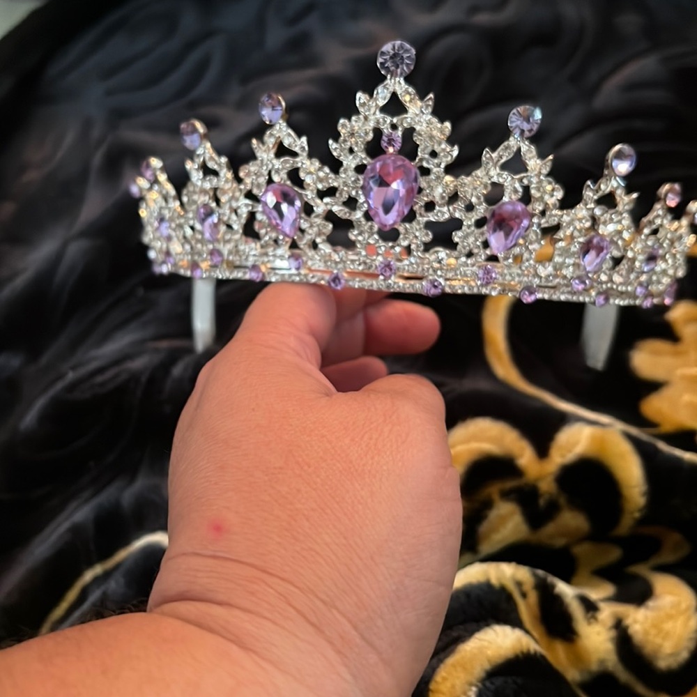 I’m selling a Quinceañera dress and crown size large